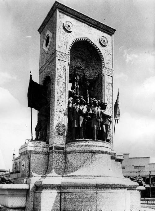Pomnik niepodległości na placu Taksim w Stambule. Na pierwszym planie z wyciągniętą ręką pierwszy prezydent Turcji Kemal Ataturk, 1941 r. Fot. NAC