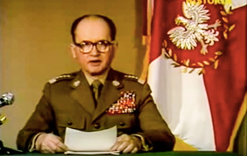 Wojciech Jaruzelski podczas przemówienia telewizyjnego z informacją o wprowadzeniu stanu wojennego, 13 grudnia 1981 r.