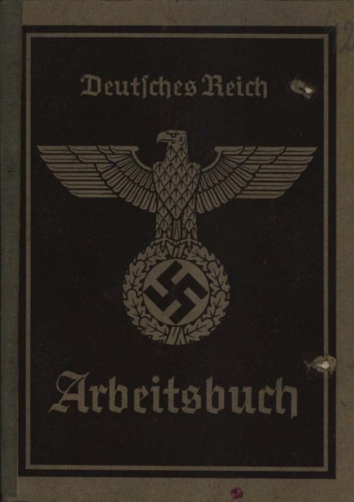 Okładka niemieckiej książki pracy (Arbeitsbuch) strażnika zatrudnionego w obozie. (Z zasobu AIPN)