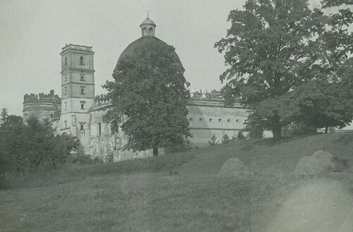 Zamek w Krasiczynie z dębem zasadzonym w dniu urodzin Adama Stefana, stan z 1949 r.