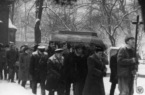 Funeral of Bogusław Kopczak, one of the miners murdered by Jaruzelski’s regime during the pacification of the “Wujek” coal mine; December 19, 1981. The funeral procession marches through an alley at the Katowice cemetery, by the Francuska Street. The person in front of the coffin is most likely Fr. Walerian Ogierman. Photo from the archives of the Institute of National Remembrance