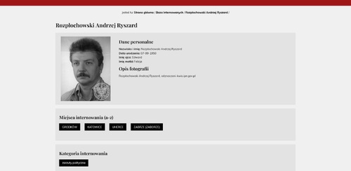 Print-screen ze stroną w „Bazie Internowanych” dotyczącą Andrzeja Rozpłochowskiego. Oprócz danych o Andrzeju Rozpłochowskim jest tu też jego zdjęcie portretowe (młody mężczyzna z wąsami, o jasnych, lekko nastroszonych włosach, ubrany w jasne koszulę i kurteczkę).