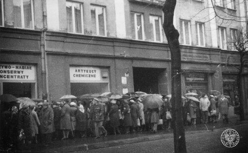 Ludzie stojący w kolejce do sklepu; Częstochowa, ul. Kilińskiego; 1981. Fotografia z albumu "Wiosna 81" opracowanego przez Wydział "B" KW MO w Częstochowie. Fot. AIPN