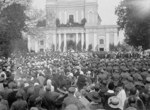 Uroczysta msza święta w katedrze św. Zofii w Żytomierzu, z udziałem Naczelnego Wodza Józefa Piłsudskiego. Reprodukcja fotografii z 3 maja 1920 r. Fot. NAC