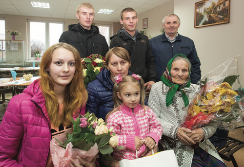 Rodzina Pukasów, która przybyła do Polski z Kazachstanu, Skórkowice, 30 X 2017 r. (fot. PAP za: Biuletyn IPN)