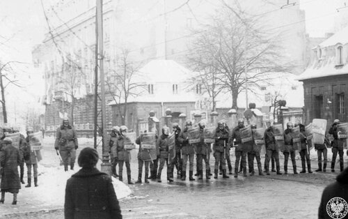 Unit of officers of the Citizens’ Militia and ZOMO blocking a street in Łódź, December 13, 1981. Institute of National Remembrance, By 676/1 (gifted by Andrzej Piasecki)