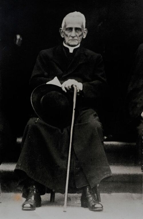 Arcybiskup metropolita krakowski Adam Sapieha na fotografii z okresu wojny