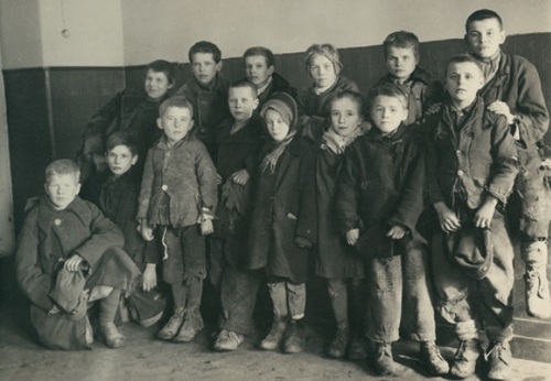Podopieczni świetlicy „Dzieci ulicy”, Kraków, 1942 r. (zbiory Archiwum Kurii Metropolitalnej w Krakowie)