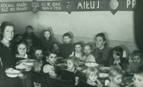 Posiłek w ośrodku wychowawczym dla dziewcząt „Świetliczanki”, Kraków, 1944 r. (zbiory Archiwum Kurii Metropolitalnej w Krakowie)