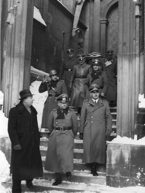 Generał Walther von Brauchitsch (drugi z prawej) i gubernator Hans Frank (pierwszy z prawej) przed drzwiami katedry na Wawelu, luty 1940 r. Fot. NAC