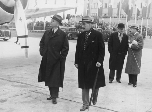 Participants of the conference of the four world powers in Munich after the debates had ended. In the picture, standing at the airport, from the left: the German secretary of state in Auswärtiges, Amt Ernst von Weizsäcker; the British ambassador to Germany, Neville Henderson; the Italian ambassador to Germany, Bernardo Attolico; the French ambassador to Germany, André François-Poncet. September 29-30 1938 Photo: NAC