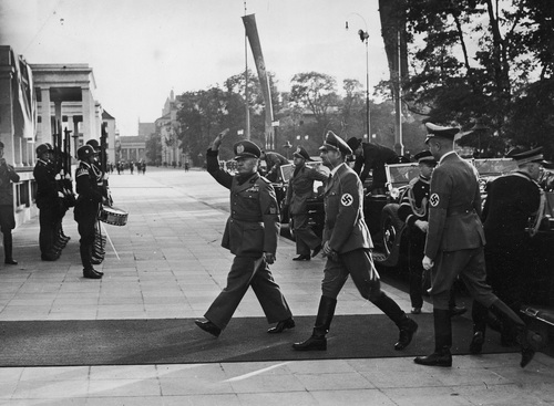 Italian Prime Minister Benito Mussolini and German minister without portfolio Rudolf Hess in front of the building where the Munich Agreement was concluded, September 29-30, 1938 Photo: NAC