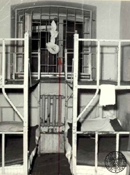 Eksperyment zamocowania pętli wisielczej w celi 119 przeprowadzony 29 listopada 1991 r. Fot. z zasobu IPN