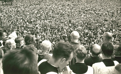 Tłumy wiernych na Jasnej Górze, 3 maja 1966 r. Fot. Instytut Prymasowski