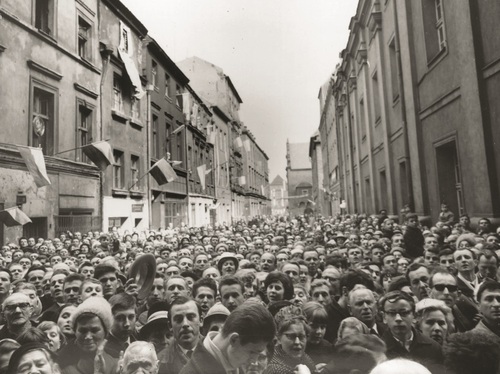 Tłumy przed poznańską farą w czasie uroczystości milenijnych, 17 kwietnia 1966 r. Fot. NAC