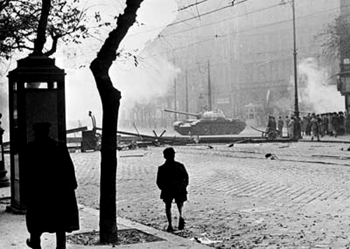 Węgry, Budapeszt, październik 1956. Sowiecki czołg usiłuje usunąć barykadę drogową w stolicy Węgier podczas antyrosyjskiego powstania Węgrów. Fot. Wikimedia Commons/domena publiczna