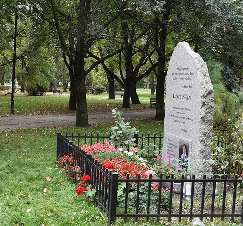 Pomnik Edyty Stein we wrocławskim parku jej imienia