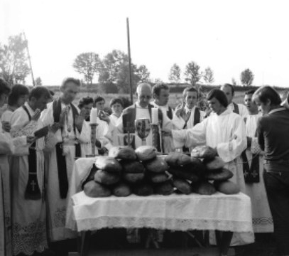 Ks. Franciszek Blachnicki przewodniczy Eucharystii podczas Dnia Wspólnoty w Brzegach, 17 sierpnia 1975 r. Fot. z Archiwum Głównego Ruchu Światło-Życie w Lublinie