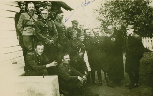 Urodziny dowódcy Zgrupowania Stołpeckiego AK por. Adolfa Pilcha „Góry”. Na zdjęciu solenizant (oznaczony strzałką) wraz z dowództwem Zgrupowania, miejscowość Starzynki k. Iwieńca, 22 maja 1944 r. Fot. z zasobu AAN