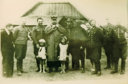 Grupa dowódców Zgrupowania Stołpeckiego AK z ludnością cywilną. Adolf Pilch trzeci od lewej, Kostuchy (wschodnia Nowogródczyzna), maj 1944 r. Fot. z zasobu AAN