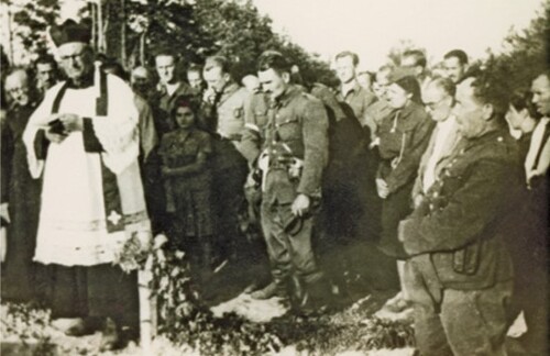 Por. Adolf Pilch „Dolina” przemawia nad grobem por. Antoniego Chomicza „Stabrawy”, który poległ, idąc z nim ramię w ramię do szturmu, Puszcza Kampinoska, 23 sierpnia 1944 r. Fot. z zasobu AAN