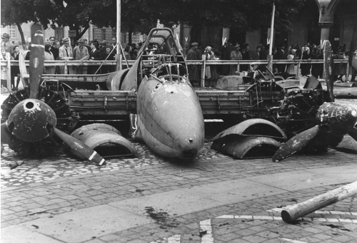 Wystawa sprzętu wojskowego zdobytego przez Niemców. Na płycie krakowskiego Rynku (wówczas pl. Adolfa Hitlera) zniszczony francuski samolot Potez 631, lipiec 1942 r. Fot . NAC