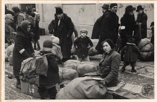 Przesiedlanie Żydów z Krakowa (1940-41). Na zdjęciu widoczne są całe rodziny zmuszone przez Niemców do opuszczenia miasta. Fot. AIPN