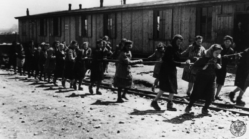 Więźniarki ciągnące wagon z kamieniami w obozie KL Płaszów, 1944 r. Fot. AIPN