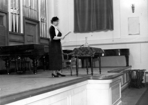 Zofia Kossak-Szczucka podczas wygłaszania odczytu „Geneza i sens Krzyżowców” w sali Towarzystwa Higienicznego w Warszawie, 12 lutego 1937 r. Fot. NAC