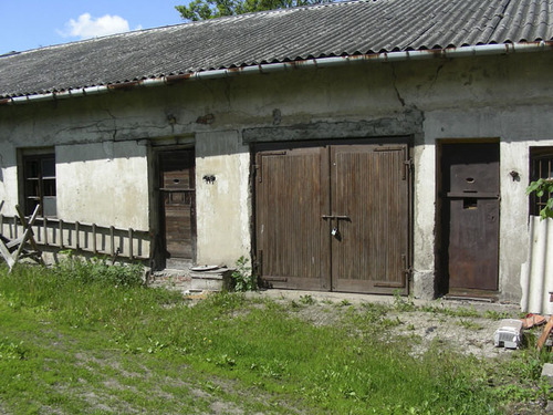 Zabudowania w Łomży przy ul. Nowogrodzkiej 5, w latach 1945-1956 siedziba PUBP (stan obecny). Więźniów trzymano nie tylko w piwnicznym areszcie, ale także w chlewkach na posesji. Fot. ze zbiorów własnych IPN