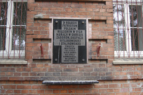 Tablica na XIX-wiecznym budynku dawnego więzienia carskiego w Łomży przy Al. Legionów 36, gdzie okupanci sowieccy dokonywali w 1945 r. zbrodni na Polakach. Fot. ze zbiorów własnych IPN