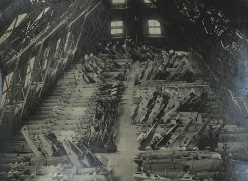 Wypełnione zdobycznymi płatowcami wnętrze hali sterowcowej w podpoznańskich Winiarach, 1919 r. Fot. ze zbiorów Biblioteki Narodowej