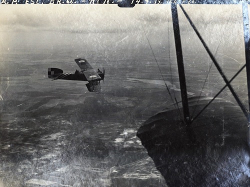 Samolot Bréguet XIVB2 w polskim malowaniu nad Wielkopolską, 14 lipca 1919 r. Fot. ze zbiorów Biblioteki Narodowej