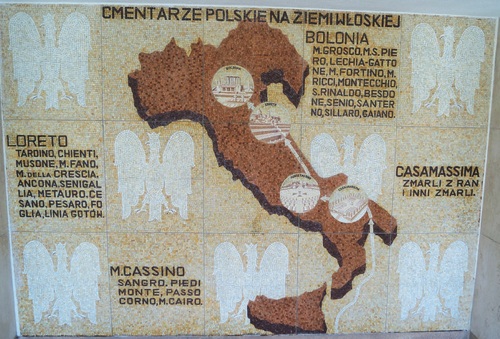 Mozaika w krypcie pod ołtarzem na Polskim Cmentarzu Wojennym w Bolonii, przedstawiająca szlak bojowy 2. Korpusu Polskiego we Włoszech i wizerunki czterech polskich cmentarzy