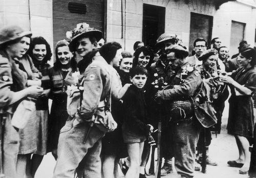 Wkroczenie polskich oddziałów 2. Korpusu Polskiego do Bolonii. Polacy witani przez włoską ludność, 21 kwietnia 1945 r. Fot. NAC