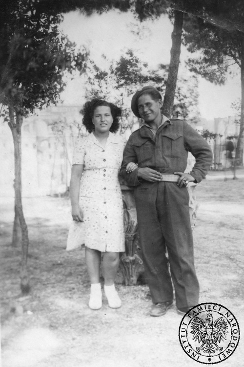 Żołnierz 2. Korpusu Polskiego z kobietą we Włoszech. Fot. z około 1945 r. z zasobu AIPN