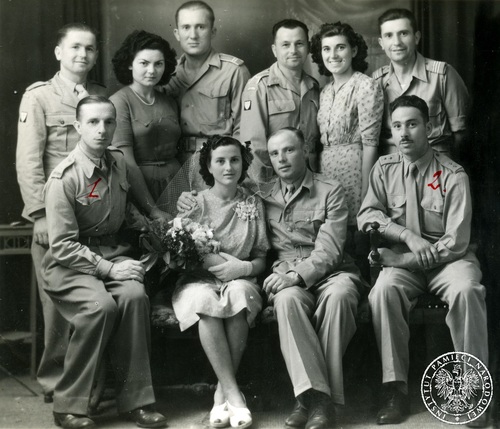 Ślub jednego z żołnierzy 2. Korpusu Polskiego z nierozpoznaną kobietą we Włoszech. W grupie otaczającej parę m.in.: major Czesław Gierałtowski (siedzi pierwszy z lewej) i porucznik Władysław Stefański (siedzi pierwszy z prawej). Fot. z około 1945 r. z zasobu AIPN