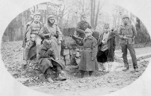 Grupa polskich obrońców Lwowa, broniących swego miasta przed Ukraińcami, próbującymi zbrojnie oderwać je od Polski, listopad 1918 r. Ze zbiorów NAC