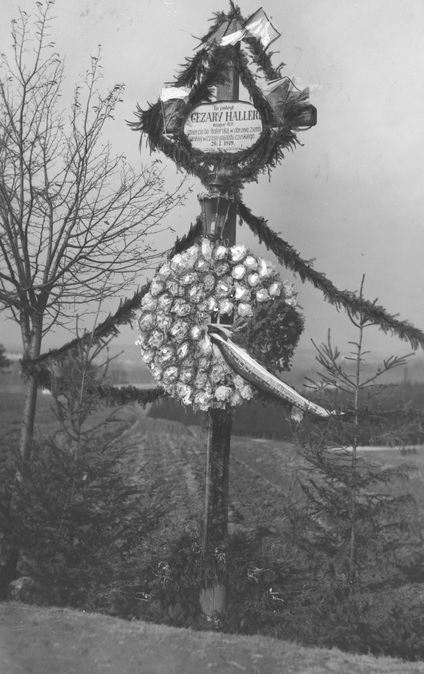 Krzyż w Kończycach Małych upamiętniający miejsce odniesienia śmiertelnych ran przez Cezarego Hallera. Udekorowany w związku z uroczystościa w 1934 r. Fot. NAC