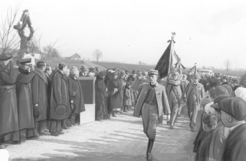 Defilada członków Towarzystwa Gimnastycznego "Sokół" podczas uroczystości ku czci Cezarego Hallera w Kończycach Małych, 1934 r. Fot. NAC