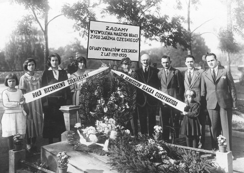 Uchodźcy z Zaolzia składają wieniec na Grobie Nieznanego Żołnierza w Zawierciu. Fot. z okresu międzywojennego ze zbiorów NAC