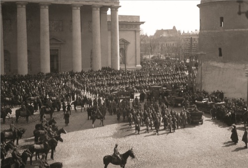 Oddziały Wojska Polskiego przed katedrą św. Stanisława i św. Władysława w Wilnie po uroczystym nabożeństwie, 22 kwietnia 1919 r. Fot. NAC