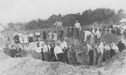 Sierpień 1939. Mieszkańcy Jędrzejowa przy kopaniu rowów przeciwlotniczych. Ze zbiorów NAC