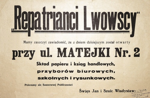 Afisz reklamowy składu papierów i artykułów biurowych oraz szkolnych w Gliwicach należącego do Polaków ze Lwowa, 1946 r. Fot. Archiwum Państwowe w Katowicach – Oddział w Gliwicach