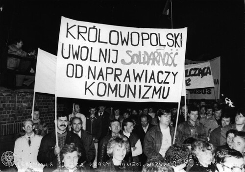 Uczestnicy Pielgrzymki Świata Pracy do Częstochowy we wrześniu 1989 r. niosą transparent o treści: <i>Królowo Polski/ uwolnij Solidarność/ od naprawiaczy/ komunizmu</i>. Fot. z zasobu IPN (dar prywatny Bernarda Skorowskiego)