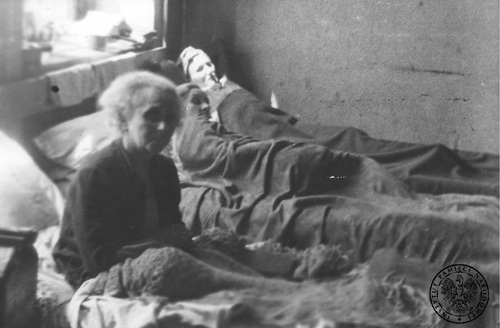 Izba chorych w ośrodku dla przesiedlonych w Bytomiu, 1945-1946 r. Fot. AIPN