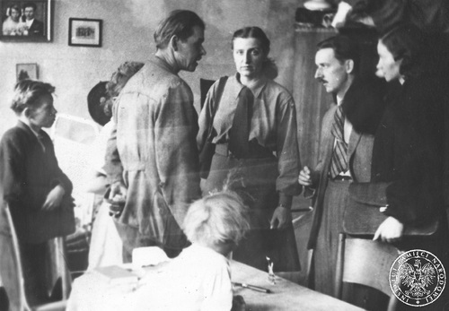 Dziennikarze w Punkcie Etapowym Państwowego Urzędu Repatriacyjnego w Bytomiu, 1945-1946 r. Fot. AIPN