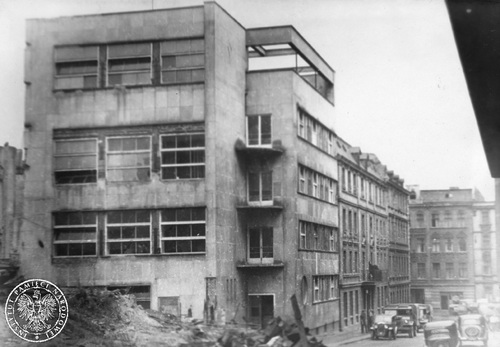 Budynek przy ul. Kobylińskiego 5 - siedziba Wojewódzkiego Oddziału Państwowego Urzędu Repatriacyjnego w Katowicach, 1945-1946 r. Fot. AIPN