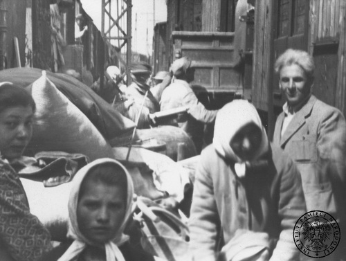 Przesiedleni zza Buga na jednej ze stacji kolejowych, 1945-1946 r. Fot. AIPN