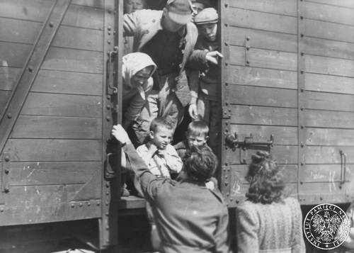 Rozmowa z przesiedleńcami ze Wschodu na jednej ze stacji na terenie Śląska, 1945-1946 r. Fot. AIPN